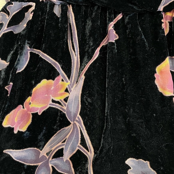 Black velvet floral romper with flared sleeves - Picture 3 of 7